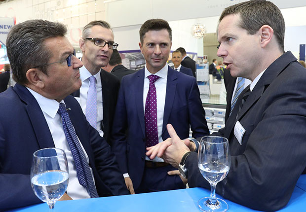 Franz Josef Pschierer, bayerischer Staatsminister für Wirtschaft, Energie und Technologie (links), im Gespräch mit Dr. Tobias Lührig, Vorstandsvorsitzender von Bischof + Klein (rechts). (Foto: NuernbergMesse)