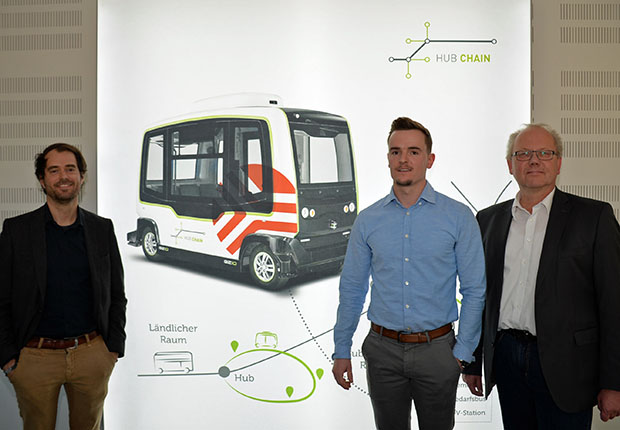 Stellen den aktuellen Stand im Förderprojekt Hub Chain vor: (V.l.) Nicklas Monte, David Riese und Werner Linnenbrink von den Stadtwerken Osnabrück. (Foto: Stadtwerke Osnabrück / Marco Hörmeyer)