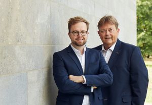 Berichteten vor Firmenkunden der Volksbank Bad Oeynhausen-Herford, wie sie mit innovativer Technologie und einer neuen Form der Ansprache erfolgreich neue Mitarbeiter für ihre Klienten finden: Max und Joachim Kummrow vom KonText-Kontor. (Foto: KonText-Kontor)