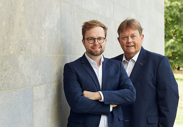 Berichteten vor Firmenkunden der Volksbank Bad Oeynhausen-Herford, wie sie mit innovativer Technologie und einer neuen Form der Ansprache erfolgreich neue Mitarbeiter für ihre Klienten finden: Max und Joachim Kummrow vom KonText-Kontor. (Foto: KonText-Kontor)