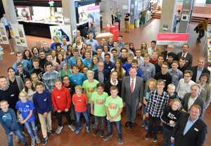 Regierungspräsidentin Marianne Thomann-Stahl, Professor Jürgen Krahl, Präsident der Hochschule Ostwestfalen-Lippe (beide Bildmitte) und OWL GmbH-Geschäftsführer Herbert Weber (3.v.r.) zeichneten erfolgreiche junge Nachwuchsforscher aus OWL aus. (Foto: OstWestfalenLippe GmbH)