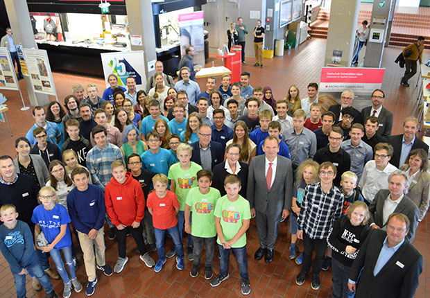 Regierungspräsidentin Marianne Thomann-Stahl, Professor Jürgen Krahl, Präsident der Hochschule Ostwestfalen-Lippe (beide Bildmitte) und OWL GmbH-Geschäftsführer Herbert Weber (3.v.r.) zeichneten erfolgreiche junge Nachwuchsforscher aus OWL aus. (Foto: OstWestfalenLippe GmbH)