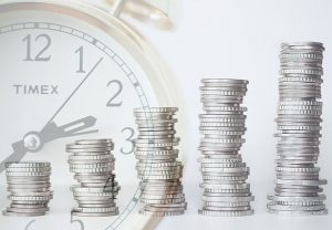Die Versorgungslücke im Alter wird immer größer. Wie sie sich für einen Sorgenfreien Ruhestand schließen lässt, zeigt eine Beispielrechnung. (Bild: Tumisu/ pixabay)
