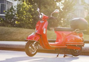 Die Mobilitätswende kommt im cyclos-Stil mit einem Elektroroller von emco. (Foto: cyclos)