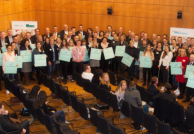 55 Kooperationsschulen beteiligen sich am Projekt Talentsouting OWL und wurden dafür mit der Plakette „Schule im NRW-Talentscouting“ ausgezeichnet. (Foto: Hochschule OWL)