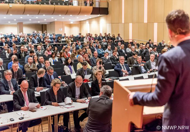 Im Dezember vor gut zwei Jahren kamen mehr als 700 Teilnehmer zur NRW Nano-Konferenz nach Münster. Die Eröffnung erfolgte vor vollem Haus. (Foto: Thomas Hauss)