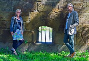 Die DENIOS Veranstaltungsreihe „Kultur im Forum" bietet abwechslungsreiches Programm. Saisonabschluss mit dem Künstlerduo „Die Vorleserin + ER". (Foto: DENIOS)