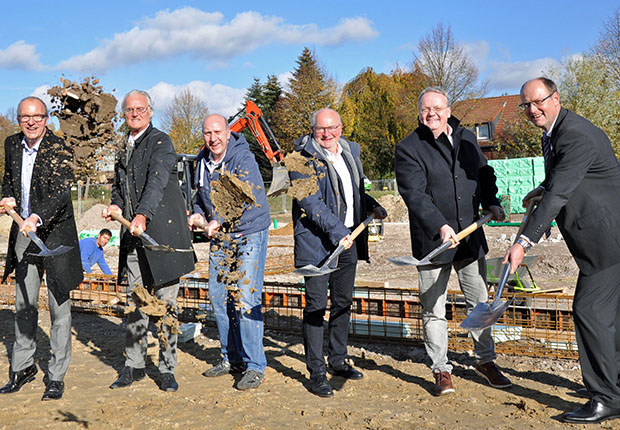 Spatenstich für das „Backhaus Frede“ bei strahlendem Sonnenschein in Wolbeck: Der Unternehmer Andreas Frede (3.v.l.) hatte dazu Dr. Thomas Robbers und Dieter Schewetzky (Wirtschaftsförderung Münster GmbH), Peter Pescher (Hans Dietrich Fertigbau GmbH & Co. KG), Andreas Wilken (Kanzlei Wilken) und Martin Lauhoff (Volksbank Amelsbüren) eingeladen. (Foto: WFM Münster/Martin Rühle)