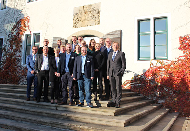 Wolfgang Regenbrecht, Leiter des Zentralbereichs Personal bei der Gauselmann Gruppe (2.v.r.), mit den Teilnehmerinnen und Teilnehmern sowie ihren jeweiligen Vorgesetzten bei der Abschlussveranstaltung des Führungskräftetrainings. (Foto: Gauselmann)