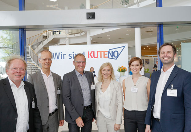 Das KUTENO-Messeteam blickt voller Tatendrang auf die KUTENO 2019 (von links nach rechts): Bernd Stedt-feld, Wolfgang Beisler, Horst Rudolph, Petra Ziegler, Annika Burdach, Jan Harms Projektleitung KUTENO (Foto: Hanser Verlag)