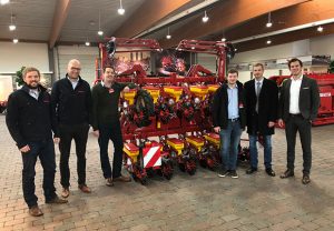 Freuen sich über die gelungene Kooperation für den Maschinenbau bei der Übergabe der Säeinheit (v.l.): Produktmanager Sebastian Breuer und Geschäftsführer Sebastian Talg von GRIMME sowie FH-Vizepräsident Carsten Schröder, der wissenschaftliche Mitarbeiter Bernhard Vogelsang und Prof. Dr.-Ing. Manfred Große Gehling von der FH Münster sowie Christoph Grimme. (Foto: FH Münster/TAFH)