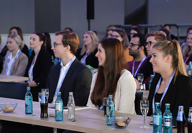 Über 70 Studierende lernen Vielfalt der Oetker-Gruppe kennen