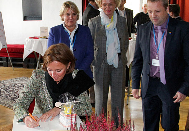 Bildungsministerin Yvonne Gebauer trägt sich in die Gästebücher von Schloss Varenholz und der Gemeinde Kalletal ein. Im Hintergrund v.l.n.r.: Martina Hannen, lippische Landtagsabgeordnete, Anke Peithmann, Verbandvorsteherin des Landesverbandes Lippe, sowie Mario Hecker, Bürgermeister der Gemeinde Kalletal. (Foto: Schloss Varenholz)