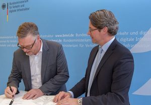 Heinrich Koch, Geschäftsführender Gesellschafter, unterzeichnet die Sicherheitspartnerschaft. (Foto: BMVI)