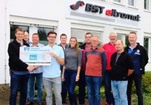 BST eltromat-Betriebsratsvorsitzender Horst Backhaus überreicht den Spendenscheck an Patrick Götting von „Fruchtalarm“. (Foto: BST eltromat)