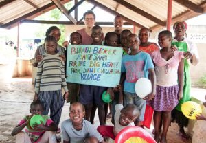 Thomas Spiegel inmitten der kenianischen Kinder. (Foto: Blumenbecker)