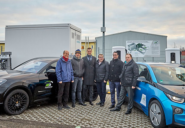 FastCharge: Laden von Elektrofahrzeugen mit bis zu 450kW (v.l.n.r.) Dr. Markus Göhring (Porsche), Frank Bauer (BMW Group), Stephan Elflein (BMW Group, FastCharge-Projektleiter), Bernhard Pufal (Allego), Gerhard Oberpertinger (Siemens) und Robert Ewendt (Phoenix Contact E-Mobility). (Foto: PHOENIX CONTACT)