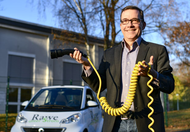 Michael Rawe, Haustechnik-Unternehmer in Recklinghausen, fährt am liebsten mit seinem Elektroauto und wünscht sich mehr elektrisch angetriebene Fahrzeuge auf dem Markt mit höheren Reichweiten, insbesondere Nutzfahrzeuge (Foto: HWK/Andreas Buck)