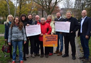 : Geld für einen nachhaltigen Umgang mit der Natur: Linda Peters (v.l., WJ Lippe), Marlene Rathgeber (Imkerin), Inga Rowlien (WJ PB+HX), Mirco Welsing (WJ BI), Michael Schneider, Günther Kley, Elisabeth Wörpel-Neh (beide Netzwerk Blühende Landschaft), Vincent Sander (Vorsitzender WJ Lippe) Dietmar Kowalski (Imkerverein Paderborn) und Christian Hake (Vorsitzender WJ PB+HX) freuen sich über den hohen Erlös der gemeinsamen Sommertombola. (Foto: WJ PB+HX)