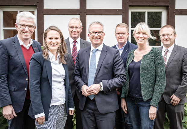 Das Vorstandsteam des neuen Unternehmens- und Wirtschaftsverbandes Westfalen (UWW): (v.l.) Thomas Bäu-mer, Anna Weßling, Bernd Münstermann, Frank Tischner, Karl-Hans Albers, Melanie Rößner und Heinz-Bernd Lohmann. (Foto: Kreishandwerkerschaft Steinfurt-Warendorf)