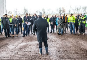 Rund 80 Gäste aus Politik und Wirtschaft kamen zur Grundsteinlegung des neuen WAGO-Standorts. (Foto: WAGO)