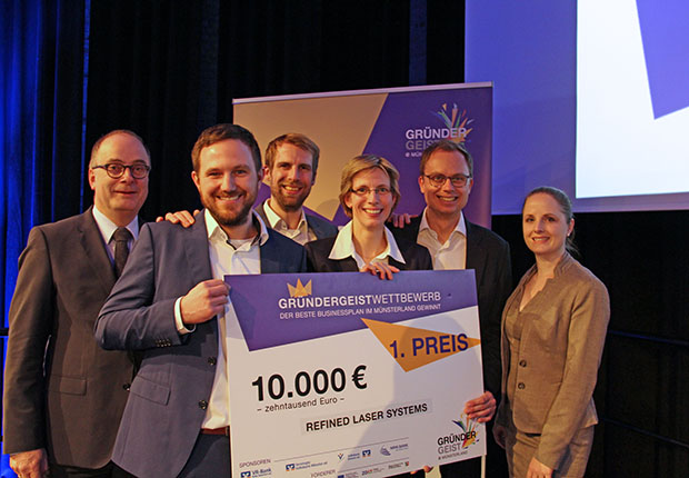 Dr. Tim Hellwig, Dr. Max Brinkmann, Dr. Eva Döpker, Christoph Seidenstücker haben den besten Businessplan des Münsterlandes geschrieben und mit ihrem Start-Up Refined Lasersystems den ersten Gründergeist Wettbewerb gewonnen. Klaus Ehling (Vorstand des Münsterland e.V., l.), und Laudatorin Jeannine Budelmann (Budelmann Elektronik GmbH, r.) gratulierten. (Foto: Münsterland e.V.)