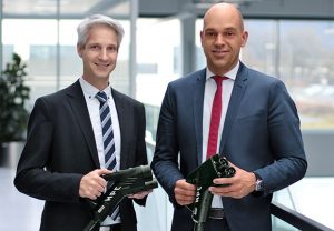 Michael Heinemann und Ralf Döhre, Leitung der Phoenix Contact E-Mobility GmbH. (Foto: Phoenix Contact)