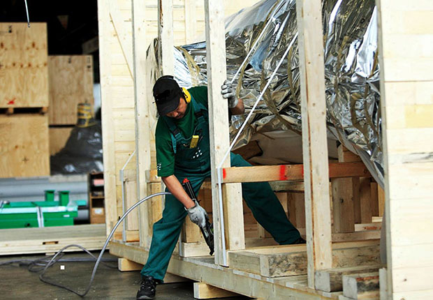 Eine Transportkiste aus Holz kurz vor der Fertigstellung. (Foto: HPE)