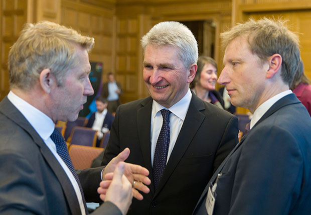 (v.l.) Reinhard Hoffmann (Vorsitzender kunststoffland NRW, Geschäftsführender Gesellschafter Gerhardi Kunststofftechnik), Prof. Dr. Andreas Pinkwart (Wirtschaftsminister des Landes Nordrhein-Westfalen), Dr. Hermann Bach (Covestro) (Foto: Covestro Deutschland AG)