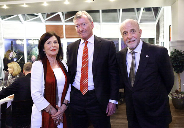 Die Unternehmerfamilie Wolfgang und Renate Fritsch-Albert beim Festakt zur Verabschiedung des Vorstands Reiner Ropohl (Mitte). (Foto: Westfalen Gruppe)