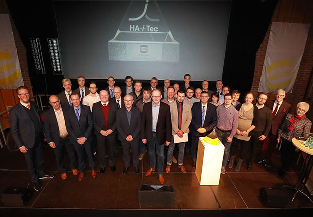 Preisträger und Vorstände sowie die Unternehmerfamilie stellten sich zum Finale der Festveranstaltung zum großen Gruppenfoto im Bürgerhaus auf. (Foto: HARTING)