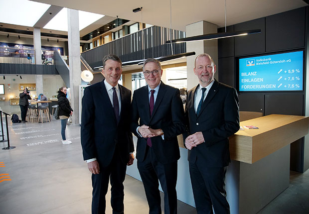 Blicken in der neuen Volksbank-Lobby auf ein zufriedenstellendes Jahr 2018 zurück: (v.l.) Die Volksbank-Vorstände Michael Deitert, Thomas Sterthoff (Vorsitzender) und Reinhold Frieling. (Foto: Volksbank Bielefeld-Gütersloh eG)