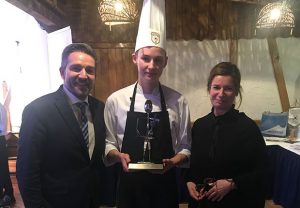 Ben-Lukas Tiek mit Kaiserhof-Gastgeber Anja und Kay Fenneberg. (Foto: Hotel Kaiserhof)