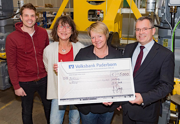 Freuten sich über die Übergabe der Spende durch Ralf Gapp, Geschäftsführer der Lödige Machine Warburg (rechts im Bild): Herr Alan Monetha, zuständig für den Bereich Berufsorientierung, Frau Angela Lang-Albrecht, Lehrerin der Roberta-Klasse und Frau Claudia Güthoff, Schulleiterin der Sekundarschule Warburg. (Foto: Lödge Industries)