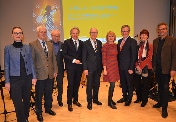 12. OWL Kulturkonferenz in Paderborn (v.l.): Jana Duda, Leiterin OWL Kulturbüro der OWL GmbH, Regionalratsvorsitzender Reinold Stücke, Dr. Norbert Sievers von der Kulturpolitischen Gesellschaft e.V., Herbert Weber, Geschäftsführer OWL GmbH, Landrat Manfred Müller, Vorsitzender der Gesellchafterversammlung der OWL GmbH, Dr. Hildegard Kaluza, Ministerium für Kultur und Wissenschaft in NRW, Paderborns Bürgermeister Michael Dreier, Regierungsvizepräsidentin Anke Recklies, Dr. Christian Esch, NRW KULTURsekretariat. (Foto: OWL GmbH)