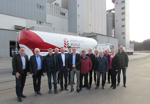 Über die geplanten Investitionen des Unternehmens Hemelter Mühle am Standort in Spelle unterrichteten Dr. Franz Cordesmeyer (2. von links) und Jan Cordesmeyer (5. von links) die Mitglieder des Aufsichtsrates der Hafen Spelle-Venhaus GmbH. (Foto: Spelle)