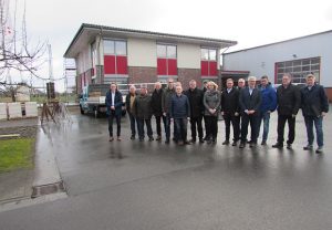Über die Zukunftsplanungen der Unternehmen Lambers und Laresta informierten die Geschäftsführer Sebastian Otte (6. von links), Werner Otte und Jens Lonnemann (4. und 3. von links) die Mitglieder des Aufsichtsrates der Hafen Spelle-Venhaus GmbH. (Foto: Samtgemeinde Spelle)