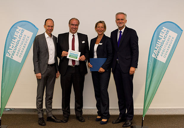 Wirtschaftsprüfer, Steuerberater und Partner Klaus Dunkel und Personalleiterin Alexandra Geßner freuen sich über die Zertifizierung. (v.l.n.r. Landrat Dr. Michael Lübbersmann, Klaus Dunkel, Alexandra Geßner, Oberbürgermeister Wolfgang Griesert). (Foto: Lev Silber | Familienbündnisse von Stadt- und Landkreis Osnabrück)