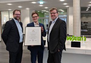 (v.l.) Niels Köstring (Geschäftsführender Gesellschafter Best Place Learn), Benjamin Adamaschek (Referent Ausbildung WAGO) und Thomas Heimann (Leitung Ausbildung International WAGO) bei der Übergabe der Urkunde in der Mindener WAGO-Zentrale. (Foto: Wago)