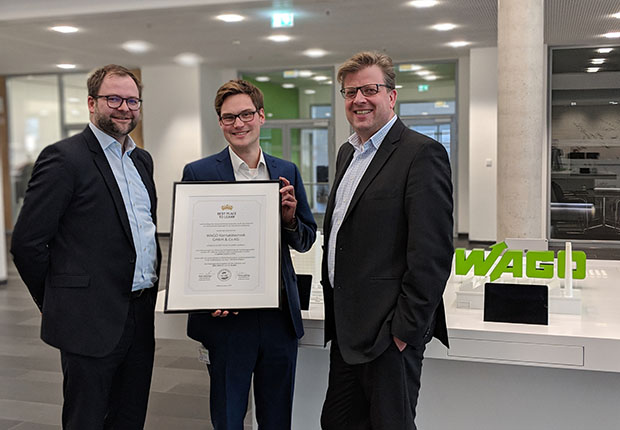 (v.l.) Niels Köstring (Geschäftsführender Gesellschafter Best Place Learn), Benjamin Adamaschek (Referent Ausbildung WAGO) und Thomas Heimann (Leitung Ausbildung International WAGO) bei der Übergabe der Urkunde in der Mindener WAGO-Zentrale. (Foto: Wago)