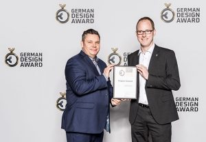 (v.l.) Andreas Rutz und Arnd Schepmann freuten sich über die Auszeichnung in der Kategorie „Excellent Product Design Industry“. (Foto: Weidmüller)