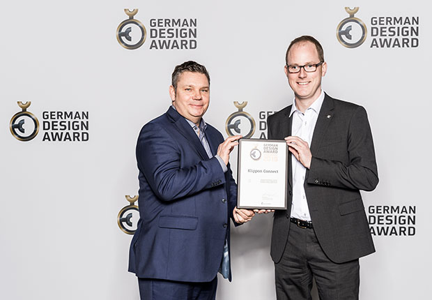 (v.l.) Andreas Rutz und Arnd Schepmann freuten sich über die Auszeichnung in der Kategorie „Excellent Product Design Industry“. (Foto: Weidmüller)