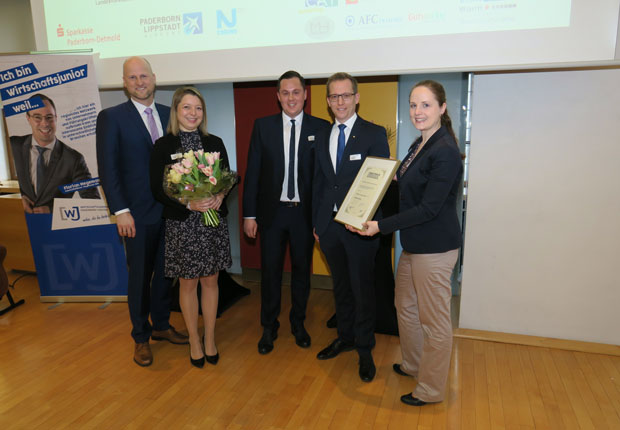 Geehrt: Christian Horlitz (2.v.r.) wurde aus den Händen von Jeannine Budelmann (r.) mit der goldenen Juniorennadel ausgezeichnet. WJ-Geschäftsführer DanielBeermann (Mitte) hielt die Laudatio. Zu den Gratulanten gehörte, neben Heike Horlitz (2.v.l.), auch der Vorsitzende der Wirtschaftsjunioren Paderborn+Höxter, Christian Hake. (Foto: Julika Kleibohm)