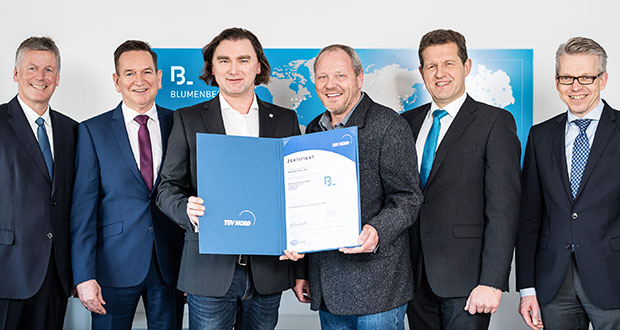 (v.l.) Richard Mayer (Blumenbecker Geschäftsführer), Harald Golombek (Blumenbecker Geschäftsführer), Uwe Andreas Schmidt (Blumenbecker, Leiter Qualitätsmanagement und Arbeitssicherheit), Oliver Rasch (Audit Leiter TÜV Nord), Dieter Mroczkowski (Umweltbeauftragter der Blumenbecker Holding) und Olaf Lingnau (Blumenbecker Geschäftsführer). (Foto: Blumenbecker)