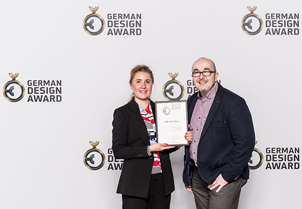 Ivonne Richters und Axel Voss von der Osnabrücker Werbeagentur team4media freuen sich über die Auszeichnung mit dem German Design Award 2019. (Foto: team4media GmbH)