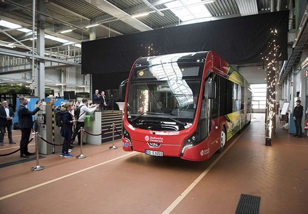 Vorhang auf für den ersten neuen E-BUS. (Foto: Stadtwerke Osnabrück AG)