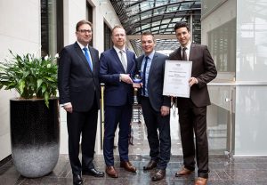 Freuen sich über die Auszeichnung: BME-Hauptgeschäftsführer Dr. Silvius Grobosch, Michael Sterz, Nils Gericke, Ferenc Mate, alle Phoenix Contact (von links). (Foto: Phoenix Contact)