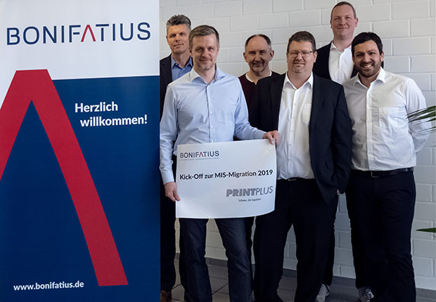 (v.l.) Stephan Breywisch (Printplus), Tobias Siepelmeyer (Bonifatius), Reinhard Gleichmar (Bonifatius), Oliver Ruf (Printplus), Matthias Ferch (Bonifatius), Roman Blaser (Printplus) (Foto: Bonifatius)