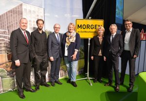 Digitale Zukunft gestalten in OWL (v.l.): Frank Stührenberg, CEO Phoenix Contact, Daniel Domscheit-Berg, Wiki-Leaks-Gründer, Landrat Manfred Müller, Vorsitzender der Gesellschafterversammlung der OWL GmbH, Iris Sayk, Lehrerin Gymnasium Harsewinkel, Prof. Ingeborg Schramm-Wölk, Präsidentin der FH Bielefeld, Herbert Weber, Geschäftsführer OWL GmbH, Wolfgang Marquardt, Prokurist der OWL GmbH. (Foto: OstWestfalenLippe GmbH)