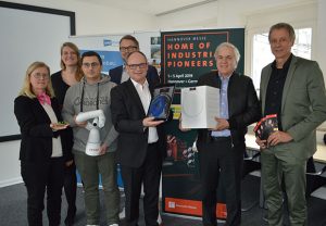 Für OWL auf der Hannover Messe Industrie (v.l.): Prof. Dr. Eva Schwenzfeier-Hellkamp, Leiterin Institut für Intelligent Energiesysteme FH Bielefeld, Almut Rademacher, Geschäftsstellenleiterin OWL Maschinenbau, Mladen Milicevic, Geschäftsführer Unchained Robotics, Wolfgang Marquardt, Prokurist OstWestfalenLippe GmbH, Matthias Knoke, Leiter Virtuelle Produktentwicklung Miele, Hans-Dieter Tenhaef, Vorstand OWL Maschinenbau, Rainer Dorau, NRW Repräsentant Deutsche Messe AG. (Foto: OstWestfalenLippe GmbH)